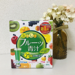 【フルーツ青汁】 20包入り、980円 。1包あたり10.95kcal 。75種類の植物発酵エキスと21種の野菜を 簡単に飲めて手軽に栄養補給💪 🍀作り方は簡単🍀 1日1包（3ｇ）を目安に100㎖の水…のInstagram画像