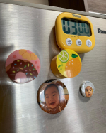みんなのバッジ📛prです。.バッジ以外にもマグネットも作れます。冷蔵庫にペタ✋.今までは旅行先のマグネットを貼っていたのですが、こうして自分の子供の笑顔があるのもいいです☺️…のInstagram画像
