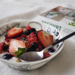 豆乳ヨーグルトとグラノーラ、フルーツで朝ごはん🥣時々衝動的にドカ食いしちゃうんですよねぇーそしてプロテインとかヨーグルトで調整する日々😅なんとかしたいこの衝動。そんな調整中のごはん。…のInstagram画像
