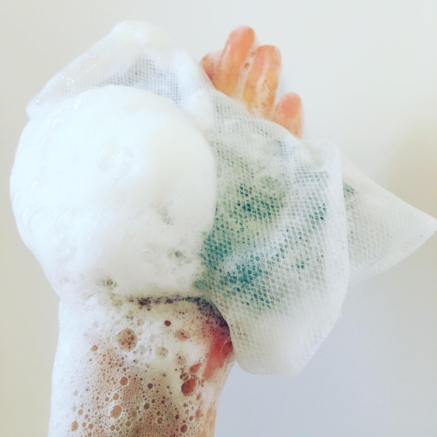 口コミ投稿：泥炭石　洗顔石鹸を使い続けて2週間がたちました🧼✨多孔質の粘土成分と炭を配合した洗…