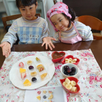 🍇贅沢おやつタイム🥝子供達と初のチョコレートフォンデュをしました🎶次女のお手伝い➡️バナナを切りましたバナナは柔らかいから、包丁を使い慣れない子にはオススメです💕ちなみに、…のInstagram画像