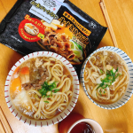 今日のお昼ご飯は#肉うどん 。@kinrei_fan キンレイ様の冷凍うどん。ともが作ってくれた！冷凍でお水いらなくて温めるだけで簡単👍アレンジでたまご入れて青ネギトッピングしてくれた…のInstagram画像