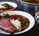 チキンカレーローストビーフ乗せ🥩食べ終わったコストコのロティサリーチキン🍗まだちょっとお肉付いている骨ごと無水鍋に入れてコトコト、お肉を外して野菜とコトコト、そこにカレールーをin😋チキンスー…のInstagram画像