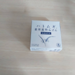 ハトムギ石けん使ってみました！まず香りが私の好みでしたー！ユーカリとローズマリーのハーブの香りが気持ちを落ち着かせてくれて優しい気分になりました。泡もふんわりで優しく洗顔できて洗った後も潤いが続くので…のInstagram画像