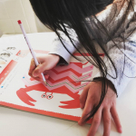 お寿司が大好きな子供達🎶今晩のメニューも手巻き寿司でした！！このドリルはめちゃくちゃ楽しく遊べちゃう♥お子、どんどん進んでく、特にお寿司シールが好きらしい。かず、もじ、ちえ…のInstagram画像