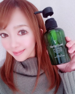 頭皮が敏感肌でも安心して使えるシャンプー🌿ハーバルリーフオーガニックシャンプー　天然由来成分をベースに作られてるから肌にとっても優しいんです😊✨子供や赤ちゃんも使えるこのシャンプーの使用感と香…のInstagram画像