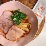 新商品の #青汁ラーメンスープ を使って糖質ゼロ麺で低カロリー #青汁ラーメン 🍜よだれ鶏を作った時にできた鶏スープ150mlで粉末を溶かしました。糖質ゼロ麺、市販のチャーシュー、メンマ、青ネギで…のInstagram画像