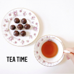 .ちょっと身体が重くなってきた気がするのでプーアール茶を取り入れてみました。デーツボールとあわえて罪悪感なしのティータイムです。こちらのダイエットプーアール茶は　おにぎりアクションで毎…のInstagram画像