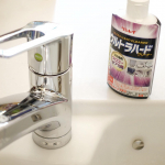 ずっと気になっていたものの、見て見ぬふりをしていたキッチンの水栓🚰カルキが固まってしまって、こすり洗いをしても汚れが落ちない…💦重い腰を上げてリンレイのウルトラハードクリーナー　ウロコ…のInstagram画像