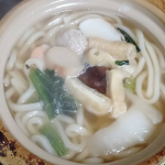 お水がいらない 鍋焼うどん4食（袋）キンレイ様のお水がいらないシリーズは、麺もスープも具材も段満足のボリュームとおいしさで大好きです！定番から攻めた味のものまで幅広く、選ぶのも楽しい。…のInstagram画像