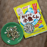 ✅マルトモ カリッと小魚くん🐟美味しい！😋子供たちと私の取り合いで1日で無くなった。。。お菓子売り場にあるのかな？出汁とかのところ？なかなか、魚を週2～3回は夕飯に出そうと思っ…のInstagram画像