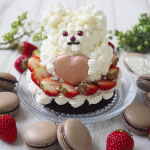 一足早くhappyバレンタイン❤️なんだかすっごくラブリーなケーキが作りたい気分で。ガトーショコラに猫背の白い生き物乗っけてみました。え、シロクマに見えますか❓🧸見えたら嬉しい😆…のInstagram画像
