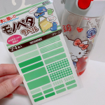プラスチックやビニール素材のお名前シール。「モノペタラベル」色んなサイズのシールがあるから、貼りたいものによって変えれるのが嬉しいです。水にも強いし、何回洗ってもしっかり貼…のInstagram画像
