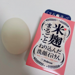 米麹まるごと練り込んだ洗顔石鹸ころんとまるいフォルムが可愛いくて、手に収まりやすく、泡立てネットで泡立てるとフワッと軽い泡が出来ます。香りも爽やかで、お気に入りです。肌のキメを整え…のInstagram画像