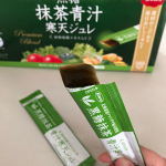 【黒糖抹茶青汁寒天ジュレ】『黒糖抹茶青汁寒天ジュレ』の第一のこだわりがクマイザサ粉末をたっぷり配合していること★クマイザサの食物繊維はなんとさつまいもの約29倍、レタスの約60倍と圧倒的な配合…のInstagram画像