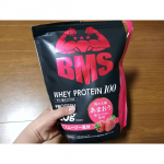 BMS WHEY PROTEIN 100 ホエイ プロテイン いちご スムージー900gプロテインに加えてブランドいちごの『あまおう』を配合し、水に溶かすだけでもスムージーのような飲みやす…のInstagram画像