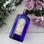 明色 美顔水  薬用化粧水✨.青色の小瓶の化粧水。開けると独特の香りがなんだか懐かしい～😉.それもそのはず。明治18年の発売から135年の超ロングセラーを誇るニキビケアの化粧水です😁.☘️…のInstagram画像