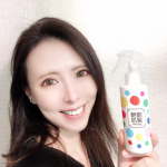 シャイニー化粧水、艶髪艶肌をお試しさせていただきました。かなりお恥ずかしいですが、寝起きの私のくせ毛と艶髪艶肌をスプレーしてブローした後の上を掲載しています。パサパサの寝起きのくせ毛が…のInstagram画像