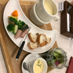 コロナがあけたらまた行きたいお店、#千歳烏山　にある　#スイス料理セントバーナード さん！#チーズフォンデュ のお店なのですが、本当に美味しい！おひとりさま可、ワンちゃん連れ可(というか、わんちゃんの…のInstagram画像