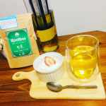 昨日と今日のおうちカフェ♡いつもは寝る前にホットで飲むルイボスティー😌これからの季節は水出しもいいですね✨✨1枚目＊ルイボスティー＊いちごヨーグルトムース2枚目＊ルイボ…のInstagram画像