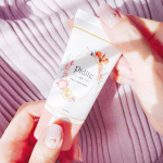 𓍯﻿﻿毛穴落ち化粧下地 💐 ピディット﻿﻿この下地は“皮脂崩れ&テカリ&くすみ”を﻿すべてカバーしてくれる万能アイテム👏﻿﻿毛穴凹凸カバーパウダーを配合している為、﻿開…のInstagram画像
