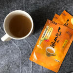 .3月といえども朝晩はまだまだ冷えるのでしょうが湯でホッと一息。.生姜の香りとほんのり甘さがあって癒されるんだよね。.爽やかローズヒップ入り。.#玉露園 #しょうが湯 #玉…のInstagram画像