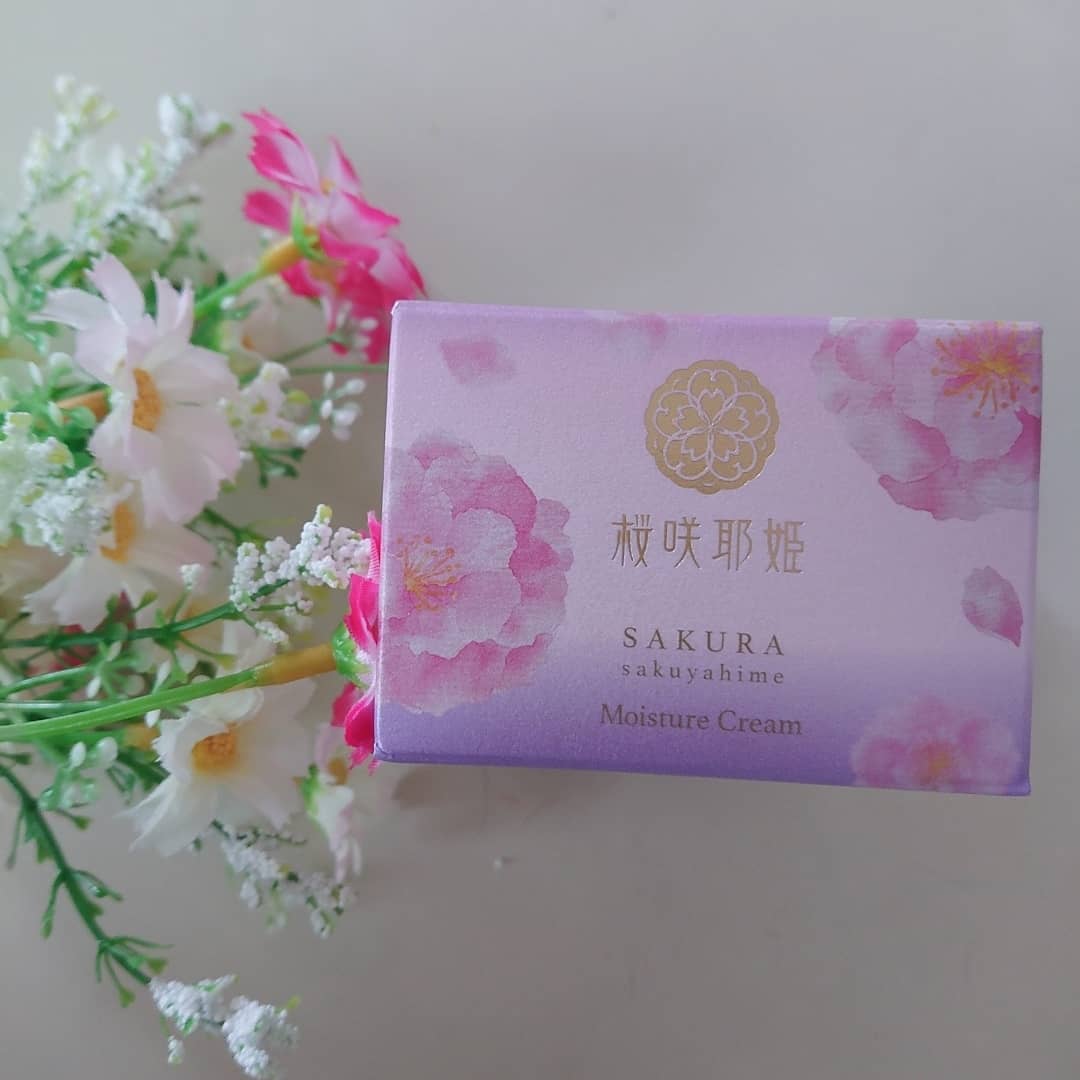 口コミ投稿：桜咲耶姫🌼容器可愛い♥️パッケージも可愛いんです😍乾いた肌にスーッとなじんで滑らか…