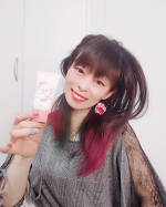 プチプラでも良い仕事してくれるー!!ビディットから新発売の〈毛穴落ち防止下地〉これ１つで皮脂崩れ、テカリ、くすみをすべてカバーしてくれるんだって😃毛穴や凸凹を埋めてフラット…のInstagram画像