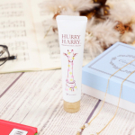 ハリーハリー 大人の美くびクリームを使ってみました🌼バラエティストアで見て使ってみたかった商品。見た目が可愛い🥺レチノール・国産プラセンタを贅沢に配合。うるおいと柔軟性を与えながらキメ…のInstagram画像