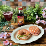 *今日のおやつはミスドの『咲く抹茶』シリーズとアロニアジュース🍩 今日から発売のmisdo meets 祇園辻利第一弾『咲く抹茶』シリーズの中から桜あんが入った2種類をチョイス♪桜葉の…のInstagram画像