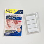 おやすみテープ☆.貼るだけで鼻呼吸を促す口閉じテープ。睡眠中や起床時の喉の乾きやいびきでお悩みの方に🌙.口に貼っても安心の医療用テープでかぶれにくい！通気性も良いのでムレにくい…のInstagram画像