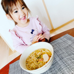 京風だしのおうどんが美味しすぎるんです。﻿﻿冷凍で簡単に食べれるのにお出汁がむちゃくちゃきいてる細麺のおうどん。﻿食べた瞬間に『え！？美味しい！！』﻿子供も私も止まりません💦﻿﻿…のInstagram画像