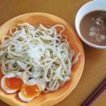 今日は急きょ学校が休みになってしまった娘と一緒になべやき屋キンレイ様の豚骨魚介つけ麺を一緒に作りましたー😍✨作り方はすごーく簡単なレンジでちん👍後はスープ用…のInstagram画像