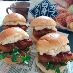 今日のおうちランチはカツサンド。まずはマルハニチロのガブっと白身魚フライでフィッシュバーガー風🍔ロールパンにちょうどいいサイズのジューシーで衣サクサクの白身魚フライ、レンジ調理で手…のInstagram画像