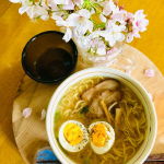 春爛漫気分でラーメンランチ。思い立ったら7分で完成する手軽さったら！用意するのは片手鍋とお椀とお箸だけ🥢スープは大満足なガツン味の豚骨醤油なので固茹で卵と黒胡椒だけ加えました。うーん春だ！美味しい…のInstagram画像