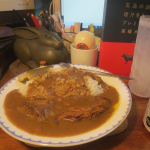 本日の支援物資📦「五島の鯛で出汁をとったプレミアムな高級カレー(五島牛)」🐮🍛＆自家製味醂ピクルス🥒🐰いざ、実食🍽鯛出汁のやさしいお味のルゥ。今にも崩れそうなボリューミーな牛肉🐮…のInstagram画像