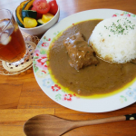 朝ごはん☺#五島の鯛で出汁をとったプレミアムな高級カレー を食べてみました😋鯛の出汁だからなのかな？朝からでも、食べやすいカレーだなぁ～と感じました🙆(優しさ感じるお味😊)量が…のInstagram画像