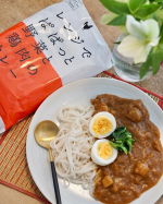 ...急にカレー食べたくなる事有りますよね🍛そんな時レンジでチンぱぱっとカレーが出来ちゃう【レンジでぱぱっと  野菜と鶏肉のカレー辛口】鶏肉の旨味を…のInstagram画像