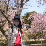 息子もわたしも、桜の香りの#アロマdeマスク をしっかりと使ってマラソンとウォーキングしながら#お花見 です🐤今日も沢山歩けて良かった✨マスクに貼るだけでリフレッシュ出来る、シールタイプの…のInstagram画像