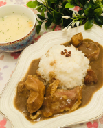 五島の鯛で出汁をとったプレミアムな高級カレーを食べてみました。日本の東の方にある長崎県の五島列島はテレビで見えることもあるとても綺麗なところです。自然の恵みも豊かな場所ですね。高級食材の鯛…のInstagram画像