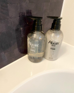 髪のパサつきや広がり、うねりの原因となる髪のの水分不足をケアしてくれるモッチスキン吸着シャンプー＆トリートメント🌿　　吸着型ヒアルロン酸を配合で、ダメージを補修してなめらかな潤いのあるツヤ…のInstagram画像