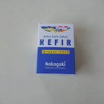 ホームメイドケフィアを使いました🌼発酵方法は簡単なんです😆牛乳または豆乳１リットルに１パックを加えて、　室温で２４時間置き、牛乳が固まったら冷蔵庫で冷やすだけで完成するんです🍀発酵した…のInstagram画像