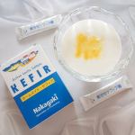 おうちでケフィア作り💗【ホームメイド・ケフィア】を使います。作り方は簡単☺️牛乳か豆乳１リットルにホームメイドケフィア１包を混ぜて軽く振り、室温で約24時間置くだけ✨牛乳が固ま…のInstagram画像