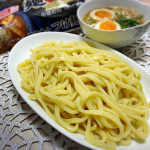 なべやき屋キンレイの豚骨魚介つけ麺をいただきました。麺はレンジで温めるだけ！なんて簡単なんでしょう！ビックリしました。簡単で美味しいつけ麺！最高です。今後冷凍庫にストックします。#…のInstagram画像