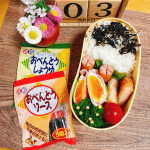 今日はあゆのお弁当🍱ともは健康診断に学校へ🏫小さいお弁当用のソースとお醤油便利☺️☺️ちょうど良いサイズ！ #お弁当 #高校生弁当 #大学生弁当  #わっぱ弁当  #キャラ弁  #…のInstagram画像