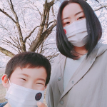 ・ハリネズミが可愛い🦔💕マスクに貼るアロマシール#桜ブレンド は女性らしさも感じる香り🌸1袋30枚入ってるけど息子も使いたがるから減るのが早い(笑)体調や気分で香りを使い分けたいからちょう…のInstagram画像