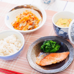 簡単に美味しくできるインスタントに出会いました🌼ふわとろ茶碗蒸し✧︎フリーズドライの中身をお湯でとかして、卵を加えてレンチン❗️あっという間にできる～お湯を注いだ時からダシと三つ葉のい…のInstagram画像