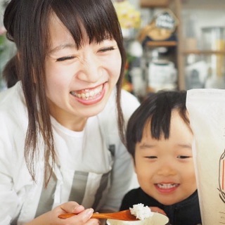 お米を食べている笑顔写真の画像（1枚目）