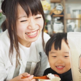 「お米を食べている笑顔写真」の画像（1枚目）
