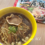 春休みのお昼ごはんはなべやき屋キンレイのスープ•麺•具が一つになった【お水がいらない 尾道ラーメン】これほんと便利。水いらん🙅‍♀️鍋とコンロだけ‼︎じゃけ娘(小6)に作っても…のInstagram画像